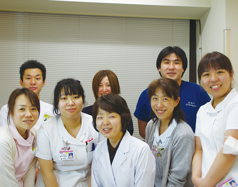 担当医の吉川憲子先生（前列中央）と冨安朋宏先生（後列右）、廣瀬剛先生（後列左）、腎臓内科のスタッフの皆さん