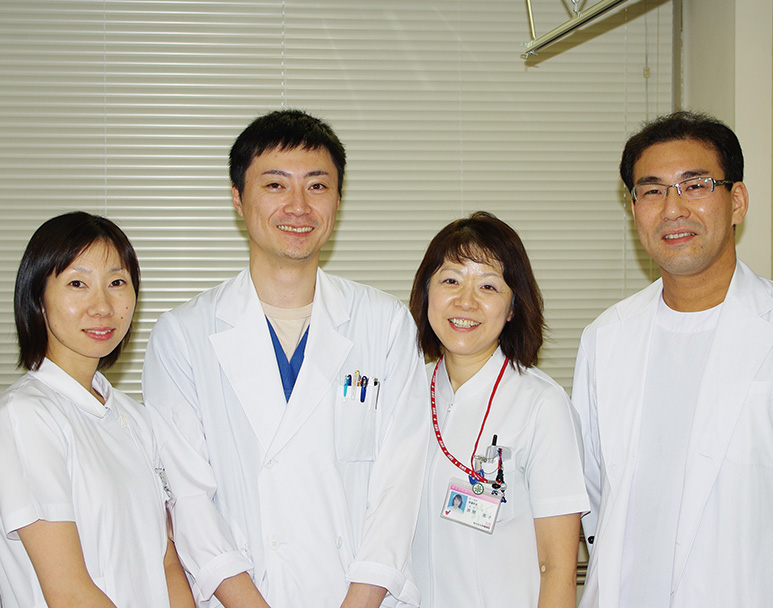左から、青木麻奈美看護師、石山勝也先生、田屋恵子看護科長、木村朋由腎センター医長