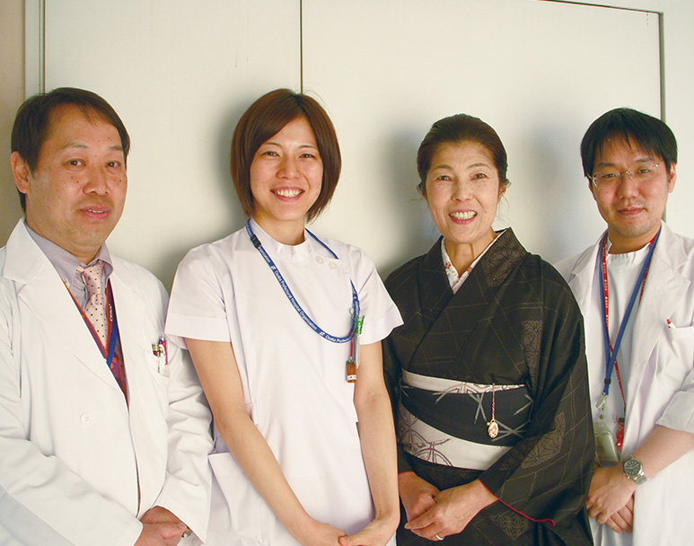 堤さん（左から3人目）と、（左から）林晃正先生、 山中看護師、川端裕彰先生