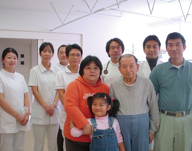 篠﨑さんご家族（前列）と、（後列右から）担当医の金子朋広先生、八丈町立八丈病院 内科の木村先生はじめ、腎臓内科の医療スタッフの皆さん