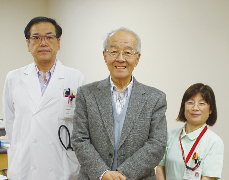 松浦さん（中央）と、担当医の大林孝彰先生（左）、尾崎看護師（右）