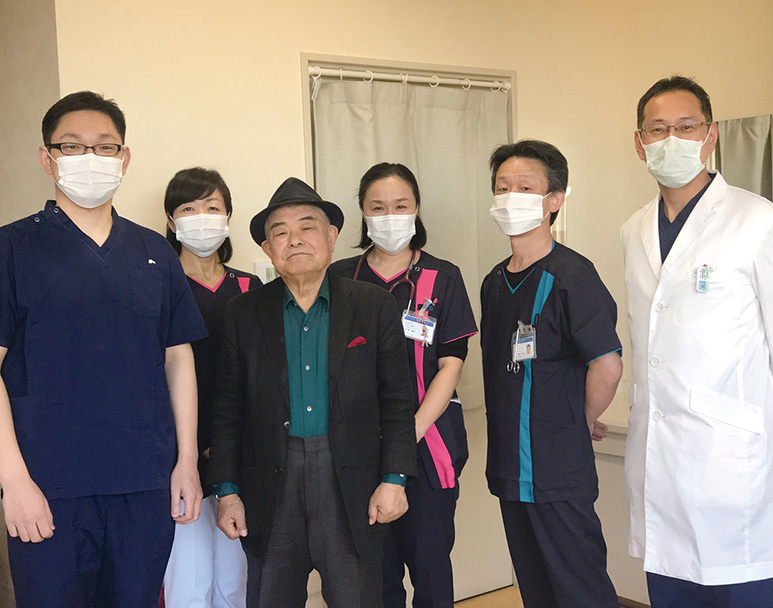 左から相川先生（主治医）、看護師の水村さん、和泉さん、看護師の小黒さん、臨床工学技士の加藤さん、中村先生（主治医）