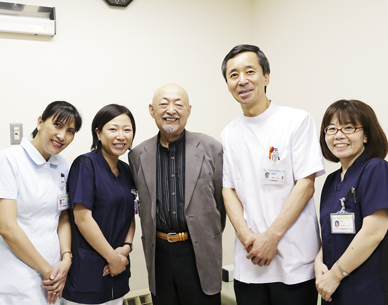 左から、神戸ノベリンさん（看護助手）、酒井季実子さん（看護師）、古舘さん、町田昌巳先生、飯野まり子さん（看護師）