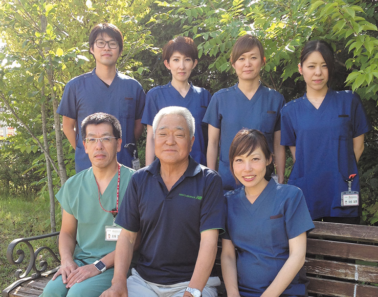 前列左から貝塚満明先生（主治医）、中村さん、天内杏奈さん。後列左から、工藤之聡さん、藤田佳寿実さん、浅利圭さん、須郷瑞季さん
