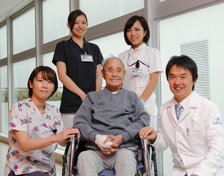 前列左から須賀さん、大竹さん、池田先生（主治医）後列左から伊藤さん、高塚さん