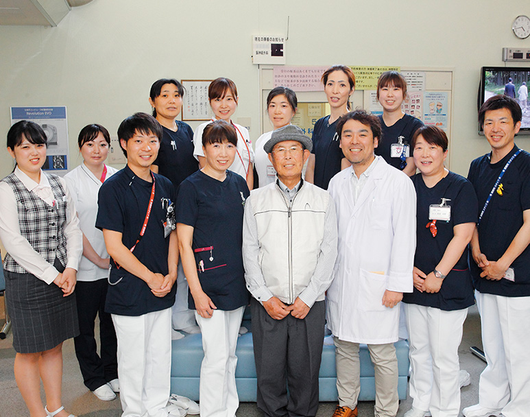スタッフの皆さんと。前列左から3人目が看護師の佐々木さん、4人目が安部さん、5人目が室谷先生