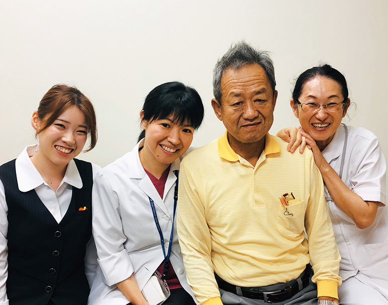 スタッフの皆さんと。左から2人目が茎田先生（主治医）、3人目が松本さん