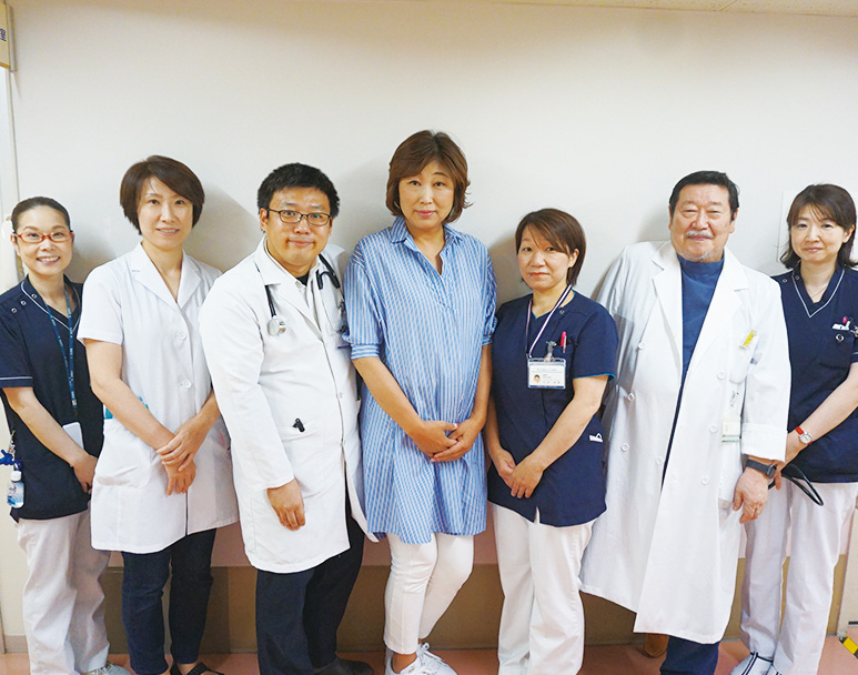 スタッフの皆さんと。左から3人目が横山先生、4人目が土田さん、6人目が窪田先生
