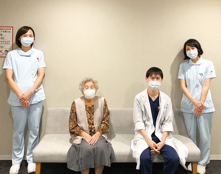 左から看護師の正堺さん、田村さん、上村先生（主治医）、看護師の髙嶺さん