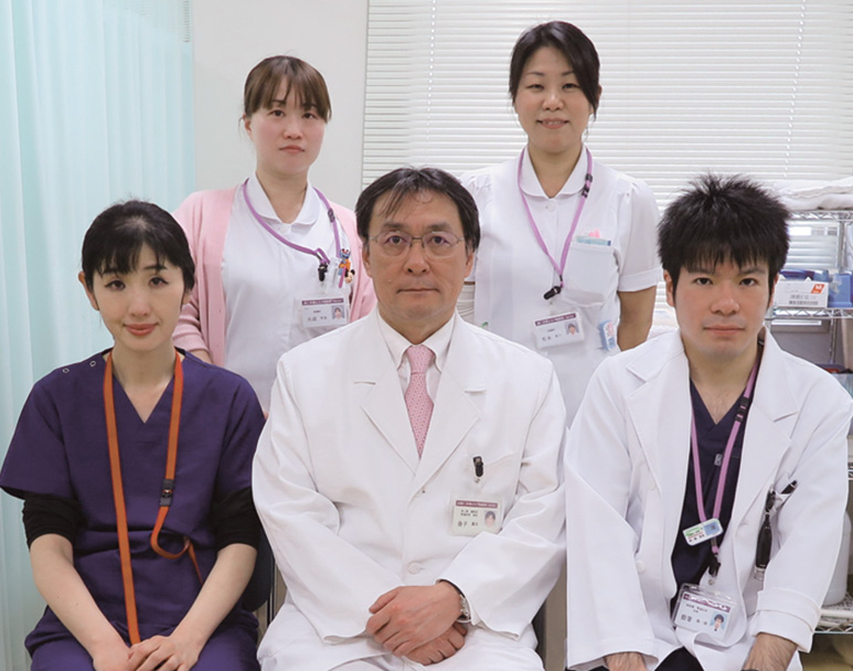 スタッフの皆さん。（前列左から奥村紀子先生、金子嘉志先生、提箸隆一郎先生、後列左から大成明香さん、右が松永典子さん）