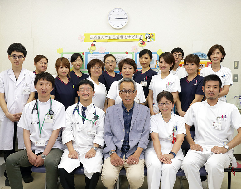 スタッフの皆さんと。前列左から2人目が中谷先生（主治医）3人目が村岡さん