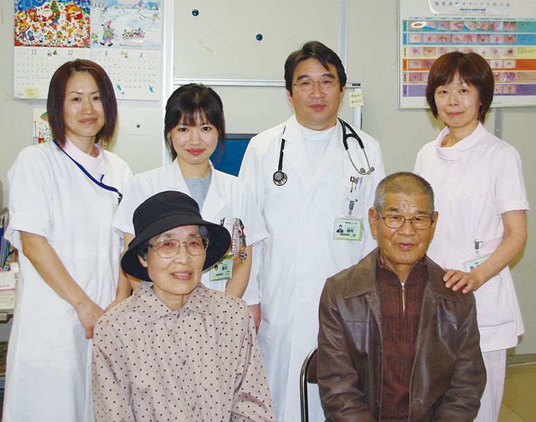 津田さんご夫婦（前列）と、（後列左から）二宮看護師、茎田奈央子先生、西村誠明先生、鈴木看護師