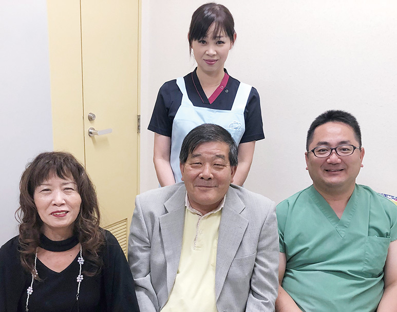 スタッフの皆さんと。前列左から、奥様、前田さん、松本秀一朗先生 後列は看護師の益満美香さん