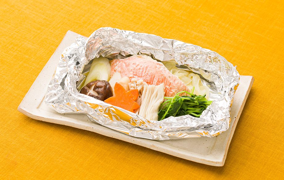 旬のキノコ香る秋鮭の包み焼き