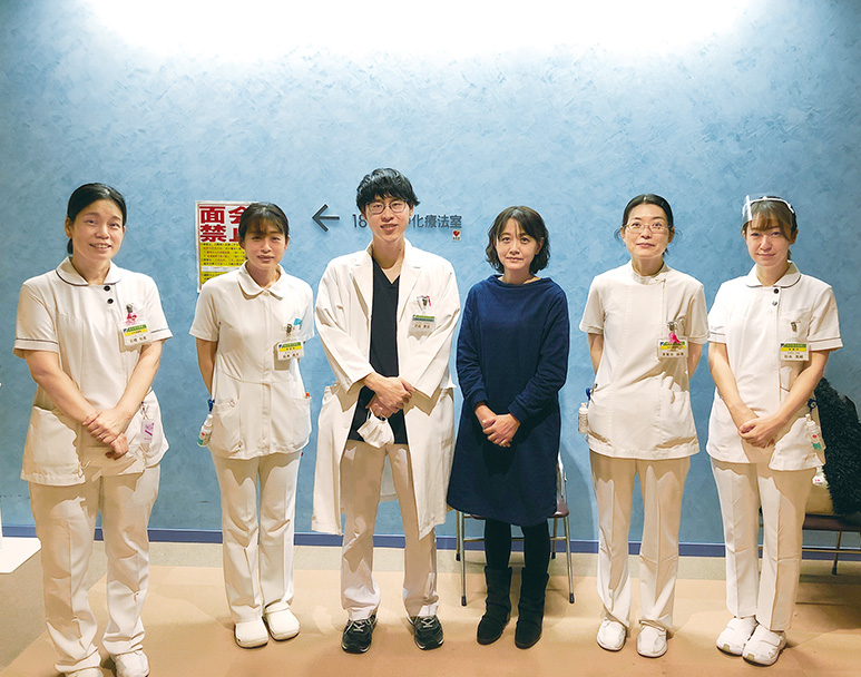 スタッフの皆さんと。 左から3人目が吉延貴弘先生（主治医）、4人目が小永さん