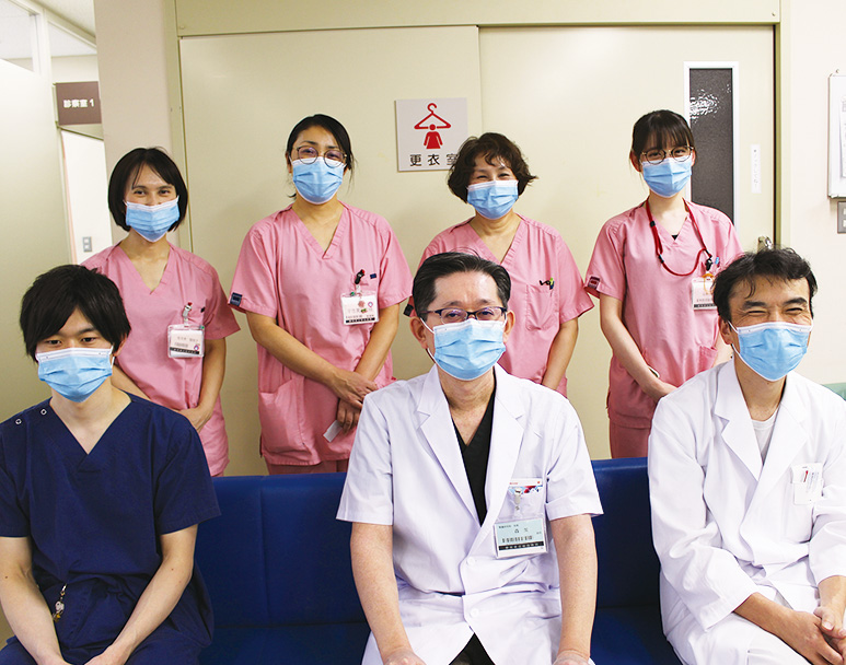 前列左から山田さんの担当医の伊東悠貴先生、森潔先生と田中聡先生 後列はPD担当スタッフの皆さん
