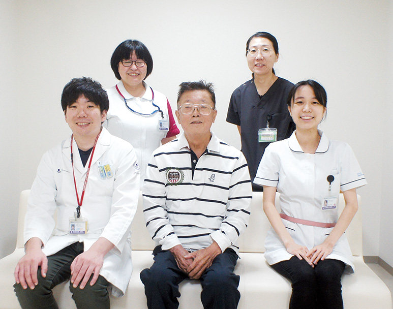 前列左から主治医の成宮先生、保田さん、臨床工学技士の森さん後列左から看護師の水野さん、臨床工学技士の安樂さん
