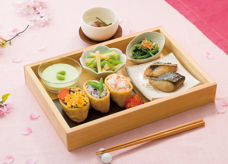 三色いなり寿司、鰆の香り焼き～柚子こしょう風味～、春野菜のきんぴら、菜の花のお浸し、ずんだプリン