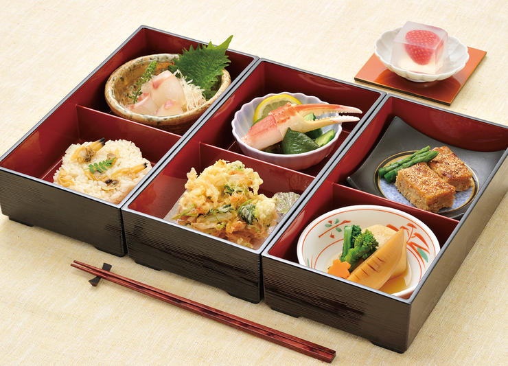 アサリご飯、松風焼き、カニの酢の物、筍の煮物、タイの昆布〆、小さいかき揚げ、いちご寒天
