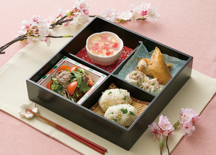 鯛の炊き込みご飯、春巻き、シュウマイ、水菜と和牛のサラダ、フルーツ寒天