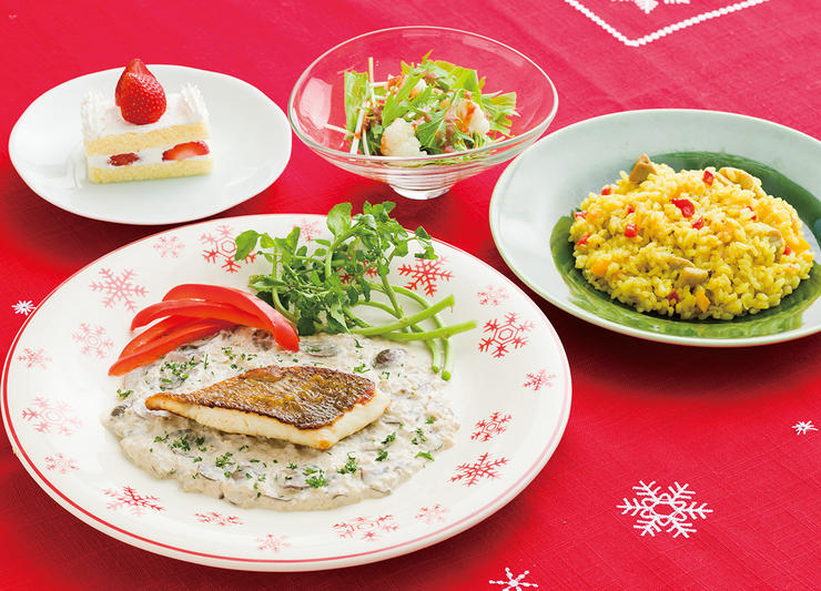 カレーパエリア、真鯛のポワレ クリームソース、手づくりドレッシングのサラダ、クリスマスケーキ