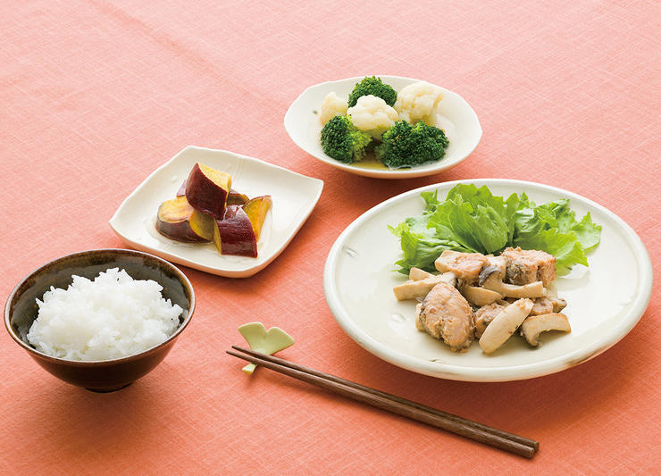 ご飯、鮭の麺つゆマヨ炒め、野菜の出汁浸、大学芋