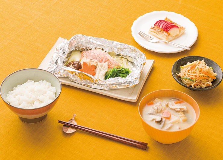 ご飯、旬のキノコ香る秋鮭の包み焼き、切り干しダイコンのさっぱり和え、具だくさん粕汁、簡単アップルパイ
