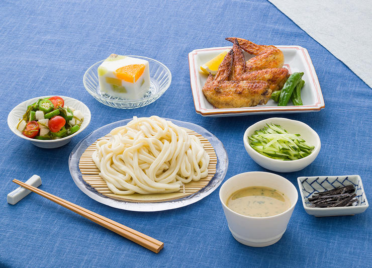 すったてうどん、鶏肉の山椒焼き、めかぶ和え、フルーツ寒天