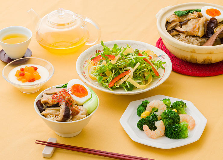 煲仔飯（ボウ ジャイ ファン）風、ブロッコリーとエビの中華炒め、揚げワンタンのカリカリサラダ、柿の豆腐花
